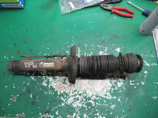 амортизатор передний правый Volkswagen Golf 3 поколение 1998, 1.4 л., бензин, МКПП, хетчбэк 5 дв.