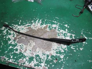 щеткодержатель (поводок стеклоочистителя, дворник) Audi A4 B5 1998, 1.8 л., бензин, АКПП, универсал, 8D1955408A