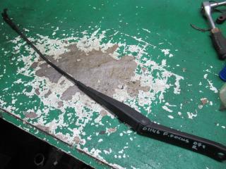 щеткодержатель (поводок стеклоочистителя, дворник) Ford Focus 2 поколение 2007, 1.6 л., дизель, МКПП, универсал, 4M5117526CC