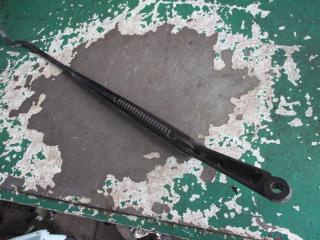 щеткодержатель (поводок стеклоочистителя, дворник) Ford Focus 1 поколение 1999, 1.8 л., бензин, МКПП, хетчбэк 5 дв., XS4117527AA