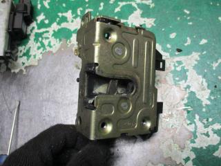 замок двери передней правой Renault Scenic 1 поколение 1997