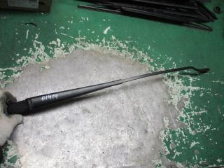 щеткодержатель (поводок стеклоочистителя, дворник) Ford Mondeo 2 поколение 1999, 2.0 л., бензин, АКПП, хетчбэк 5 дв., 93BG17526C2