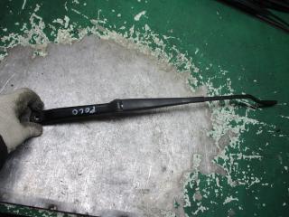 щеткодержатель (поводок стеклоочистителя, дворник) Volkswagen Polo 3 поколение 1995, 6N1955410