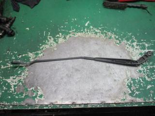 щеткодержатель (поводок стеклоочистителя, дворник) Volkswagen Golf 3 поколение 1999, 1J1955410A