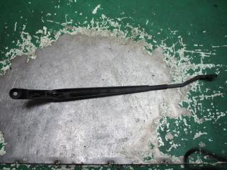 щеткодержатель (поводок стеклоочистителя, дворник) Toyota Yaris P1 2000