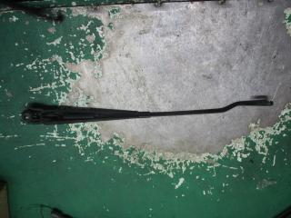 щеткодержатель (поводок стеклоочистителя, дворник) Ford Mondeo 1 поколение 1996, 1.6 л., бензин, МКПП, хетчбэк 5 дв., 93BG17526A2F