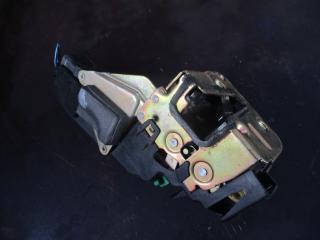 замок двери передней левой Mitsubishi Carisma 1 поколение 1998