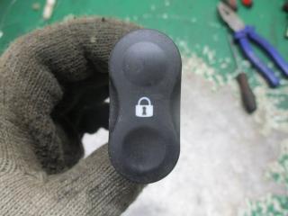 кнопка ручного тормоза (ручника) Dacia Sandero 1 поколение 2009, 1.6 л., бензин, МКПП, хетчбэк 5 дв., 870250