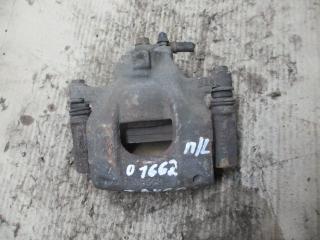 суппорт передний левый Toyota Aygo 1 поколение AB10 [рестайлинг] 2009, 1.0 л., бензин, МКПП, хетчбэк 5 дв.