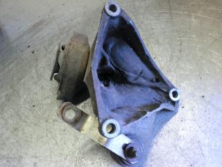 кронштейн КПП Audi A4 B5 1997, 1.8 л., бензин, МКПП, седан, 8D0399114S