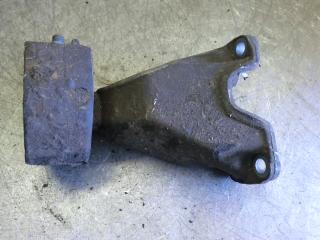 кронштейн КПП Volkswagen Passat B5 1999, 8D0399113L