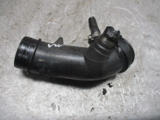 патрубок воздушного фильтра Volkswagen Passat B5 1999, 058133377A