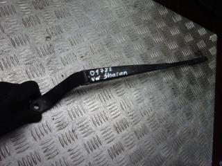 щеткодержатель (поводок стеклоочистителя, дворник) Volkswagen Sharan 1 поколение [рестайлинг] 2002, 7M3955410B