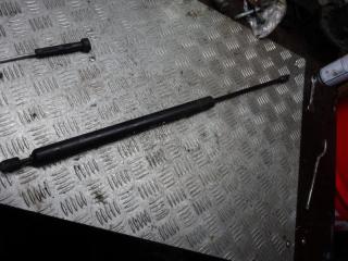 амортизатор крышки багажника (3-5 двери) Volkswagen Transporter T4 1997, 2.4 л., дизель, МКПП, микроавтобус, 701829331R