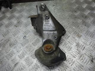 кронштейн КПП Volkswagen Passat B5 1998, 8D0399114S