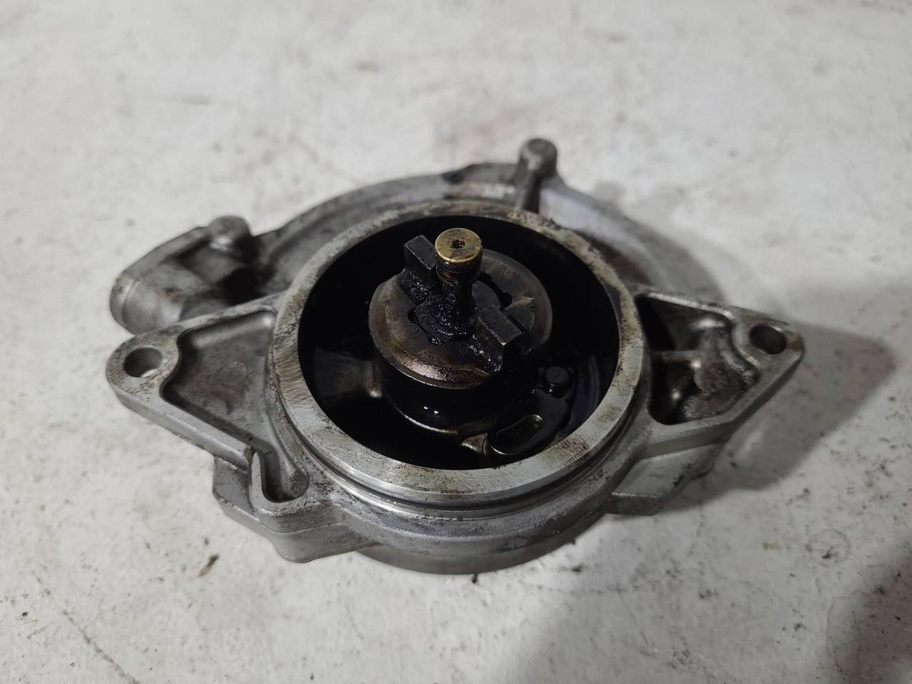 насос вакуумный Volkswagen Touareg 1 поколение 2006, 3.0 л., BKS, дизель, 6МКПП, черный, внедорожник 5 дв., полный привод, 057145100AC - фото №1