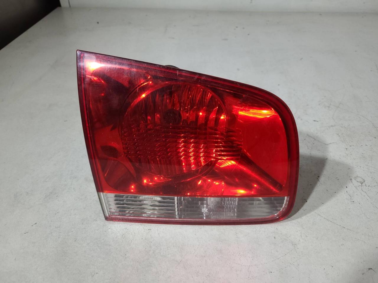 фонарь крышки багажника левый Volkswagen Touareg 1 поколение 2006, 3.0 л., BKS, дизель, 6МКПП, черный, внедорожник 5 дв., полный привод, 7L6945093H - фото №1