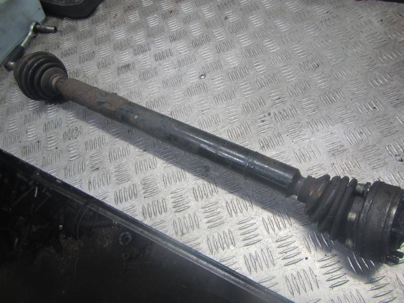 полуось передняя правая (приводной вал, ШРУС) Volkswagen Golf 4 поколение 2001, 1.6 л., бензин - фото №1