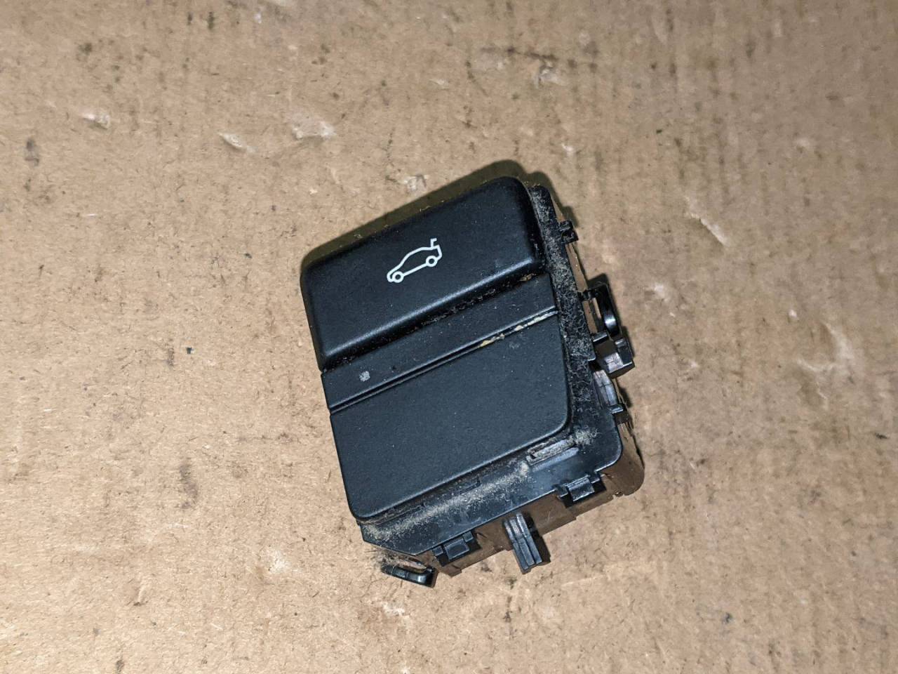 кнопка открытия багажника BMW 5 серия E60/E61 2007, 3.0 л., N54 B30 A, бензин, АКПП, белый, седан, задний привод, 9137905 - фото №1