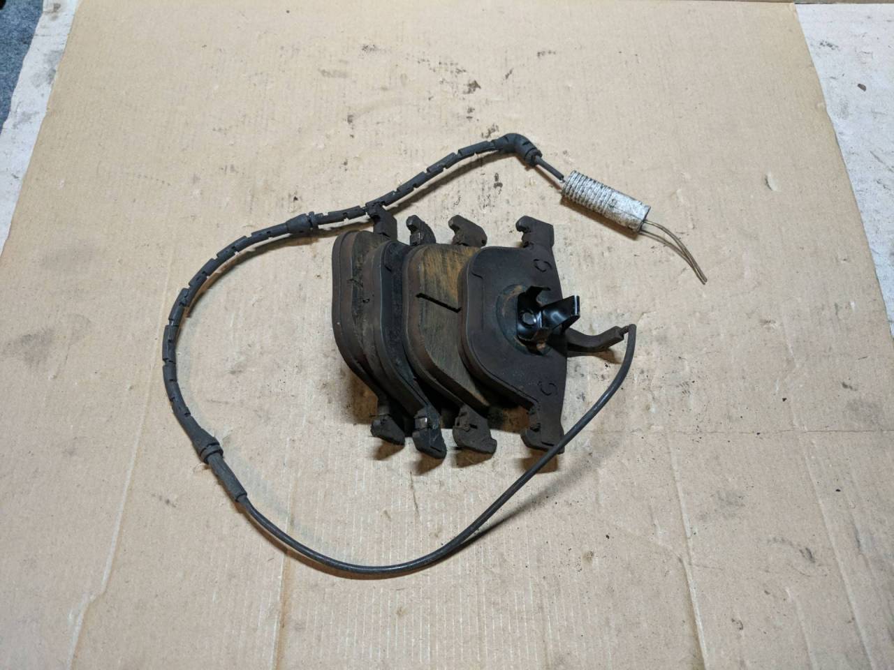 тормозные колодки BMW 5 серия E60/E61 2007, 3.0 л., N54 B30 A, бензин, АКПП, белый, седан, задний привод - фото №1