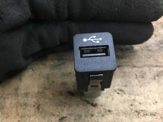 разъем AUX / USB BMW 2013, 2.0 л., N47 D20 D, дизель, МКПП, седан, задний привод, 9237656