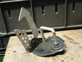 захватный крюк капота BMW 2014, 3.0 л., бензин, седан, 7183764