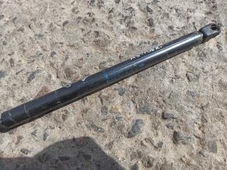 амортизатор крышки багажника (3-5 двери) Mini Cooper 1 поколение 2001, 1.6 л., W10 B16 A, бензин, АКПП, красный, хетчбэк 5 дв.