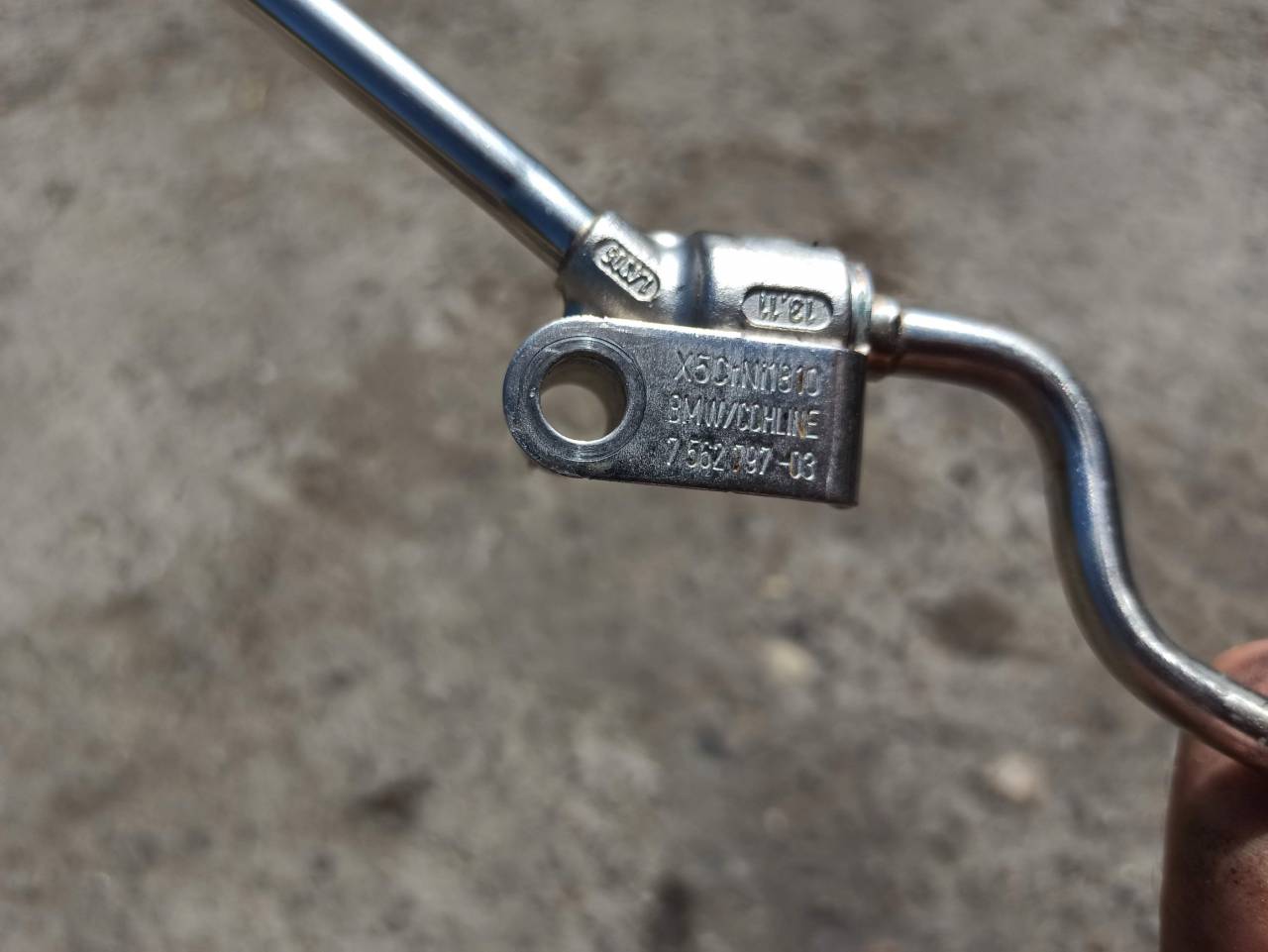 масляная трубка турбины BMW 7 серия F01/F02 2011, 3.0 л., N54 B30 A, бензин, седан, 11537562797, 7562797 - фото №1
