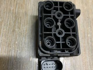 блок клапанов пневмоподвески Volkswagen Touareg 1 поколение 2007