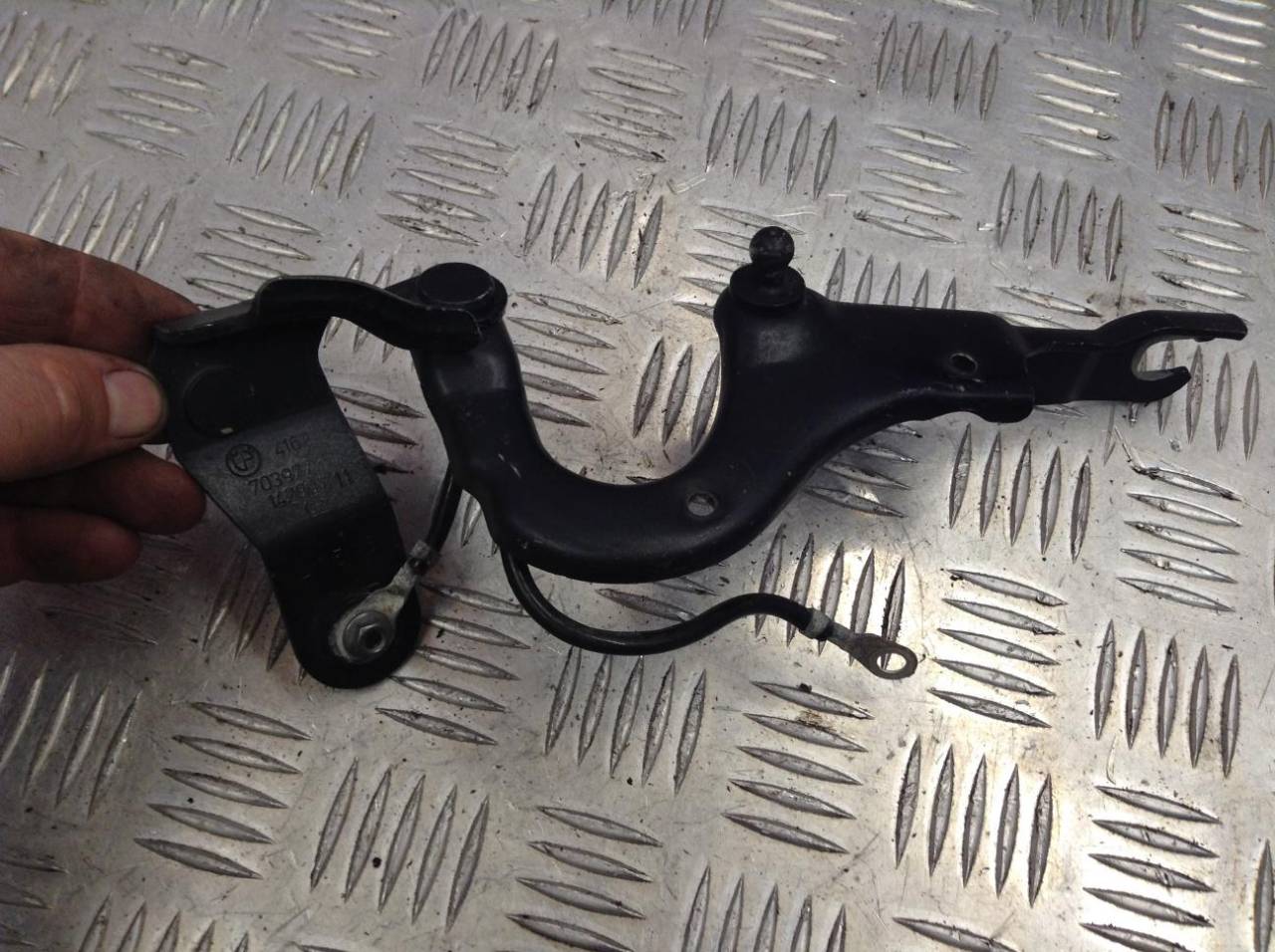 петля крышки багажника BMW 6 серия E63/E64 2006, 3.0 л., N52 B30 A, бензин, АКПП, черный, купе, задний привод, правый руль, 7039773 - фото №1