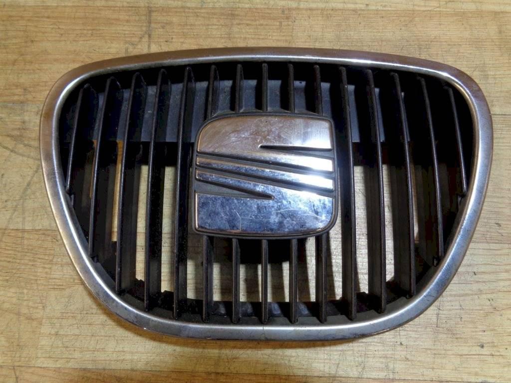 решетка радиатора SEAT Ibiza 3 поколение 2005, 6L0853854 - фото №1