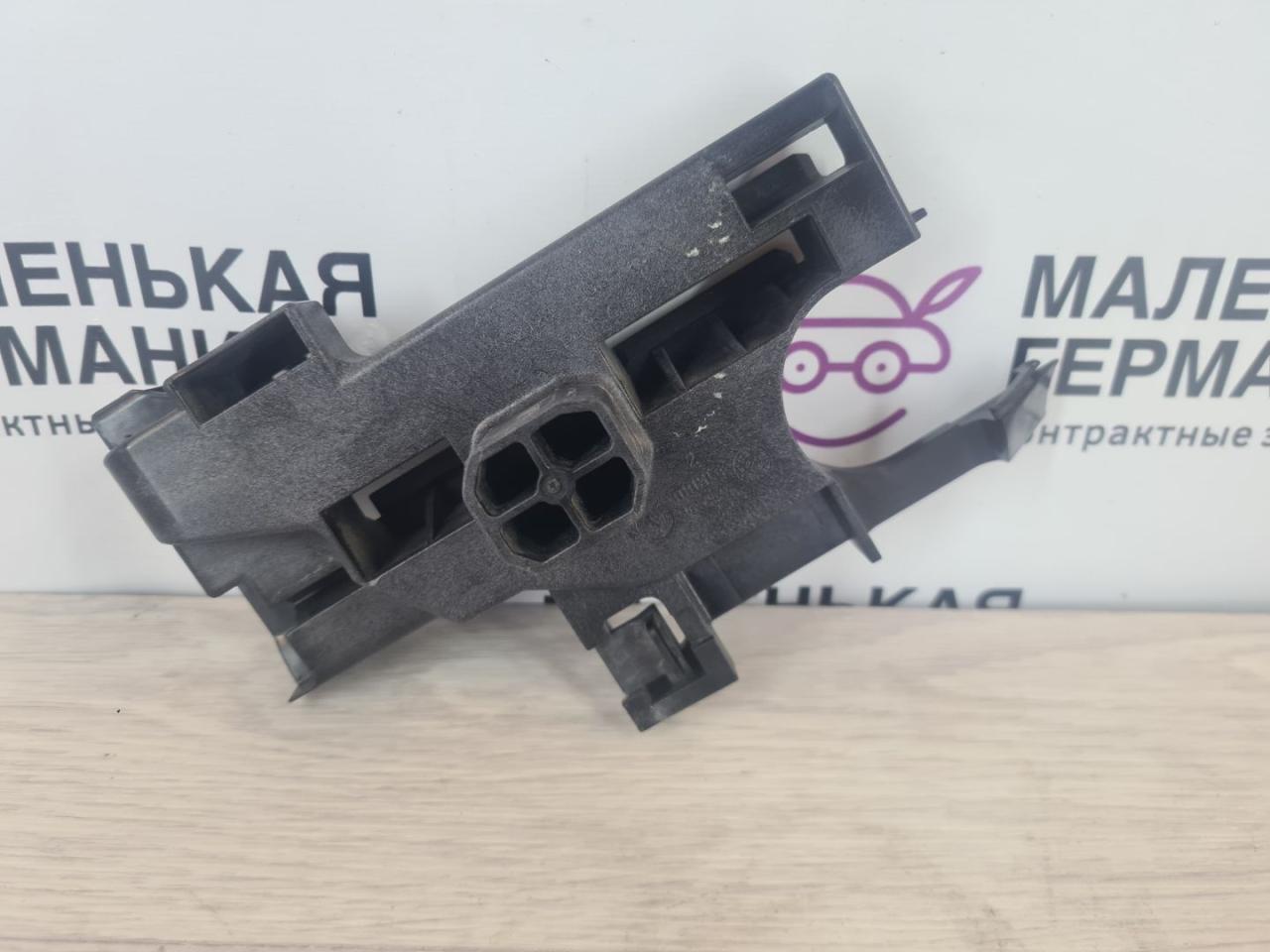 кронштейн радиатора BMW 5 серия G30/G31 G30 2017, 3.0 л., B58 B30 A, бензин, АКПП, темно-синий, седан, полный привод, 17118632128, 8632128 - фото №1
