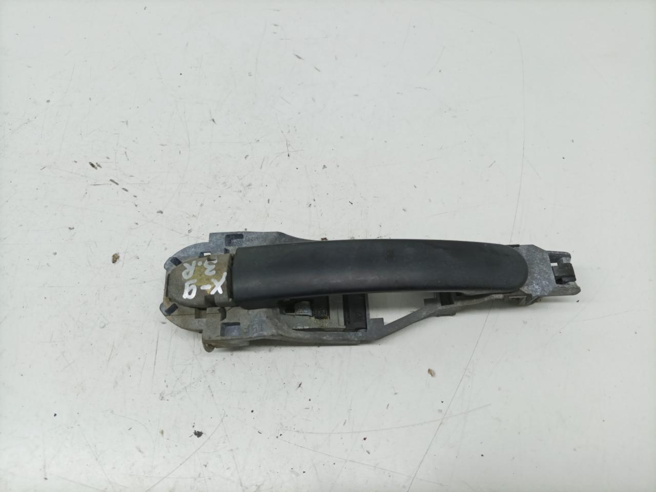 ручка наружная задняя правая Volkswagen Golf 4 поколение 2004, 1.9 л., TDi PD, AXR, дизель, МКПП, универсал - фото №1
