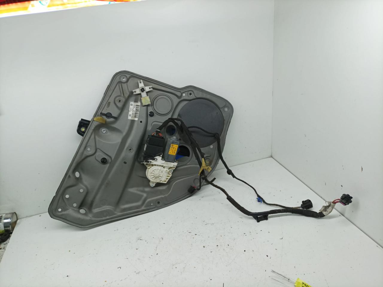 стеклоподъемник электрический задний левый Volkswagen Golf 4 поколение 2004, 1.9 л., TDi PD, AXR, дизель, МКПП, универсал - фото №1