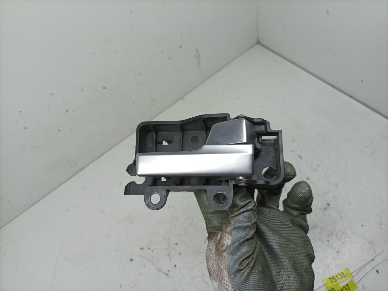 ручка внутренняя передняя правая Ford Focus 2 поколение 2006, 1.6 л., G8DB, дизель, МКПП, универсал - фото №1