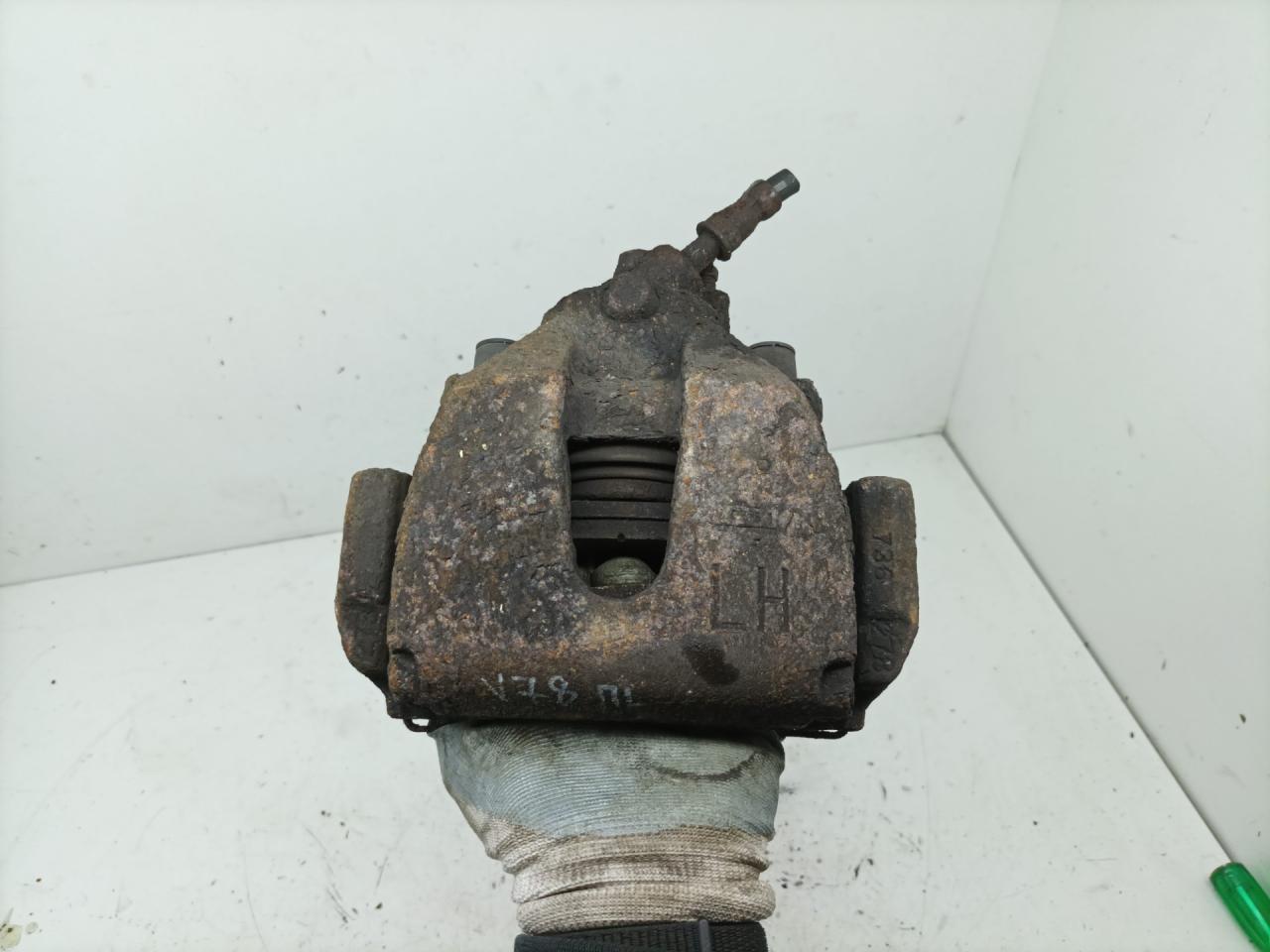 суппорт передний левый Ford Focus 2 поколение 2006, 1.6 л., G8DB, дизель, МКПП, универсал - фото №1