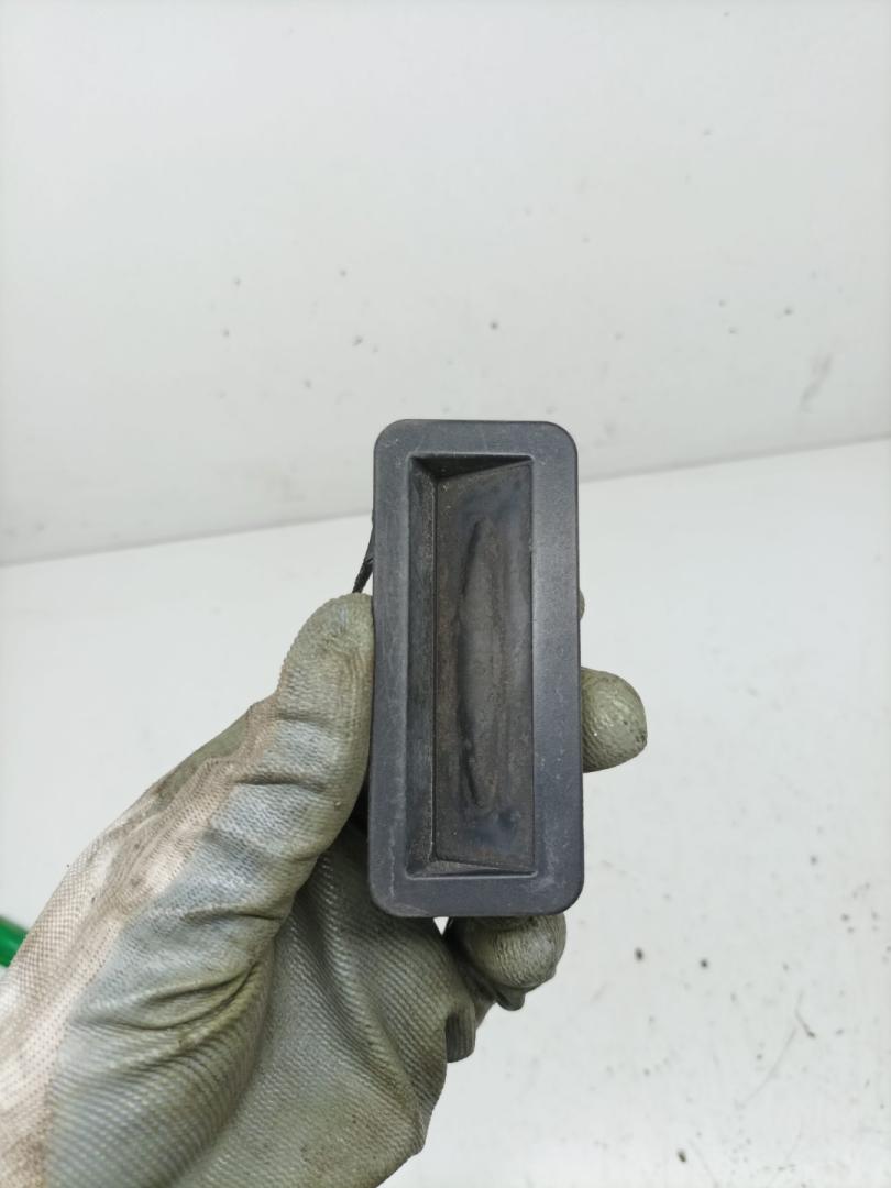 кнопка открытия багажника Ford Focus 2 поколение 2006, 1.6 л., G8DB, дизель, МКПП, универсал - фото №1