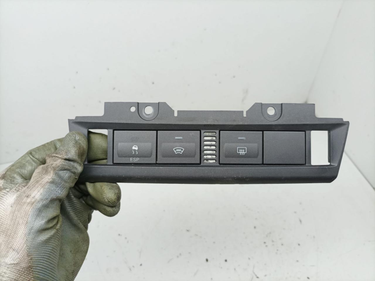 кнопка обогрева лобового стекла Ford Focus 2 поколение 2006, 1.6 л., G8DB, дизель, МКПП, универсал - фото №1
