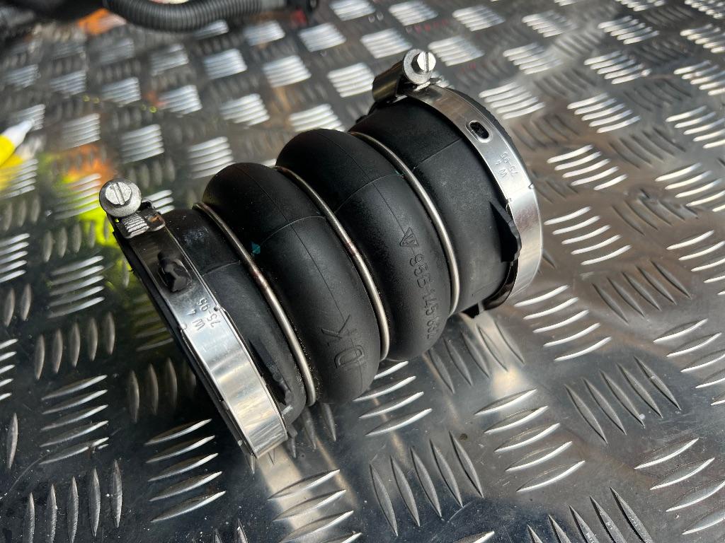 патрубок интеркулера Porsche Macan 1 поколение 2018, 95B145832 - фото №1