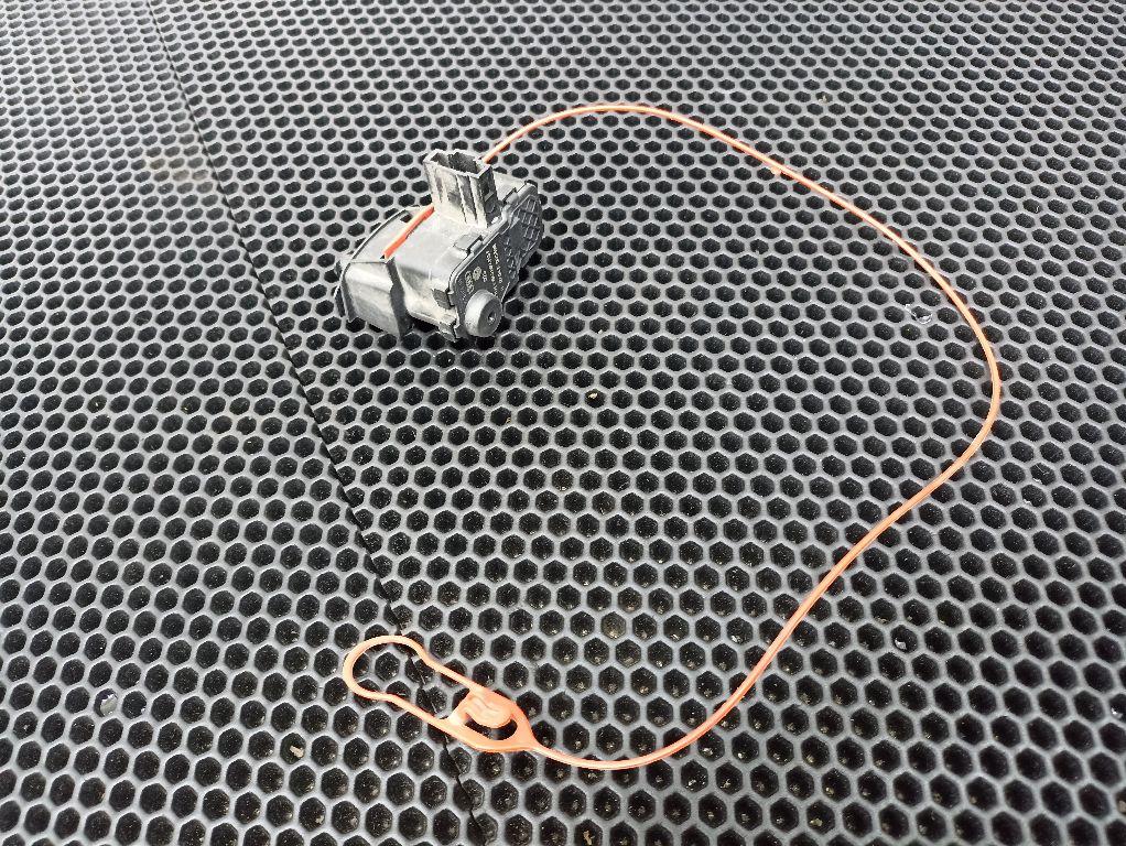 активатор замка крышки топливного бака Audi A4 B7 2009, 80K0862153F - фото №1