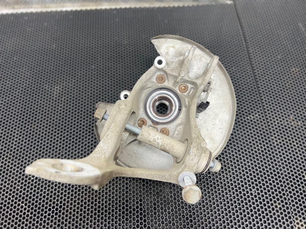 кулак задний правый Porsche Macan 1 поколение 2017, 8R0505436C - фото №1