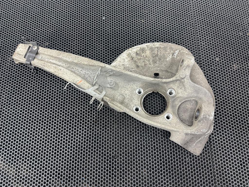 кулак поворотный правый Volkswagen Touareg 2 поколение 2014, 7P0407246A - фото №1