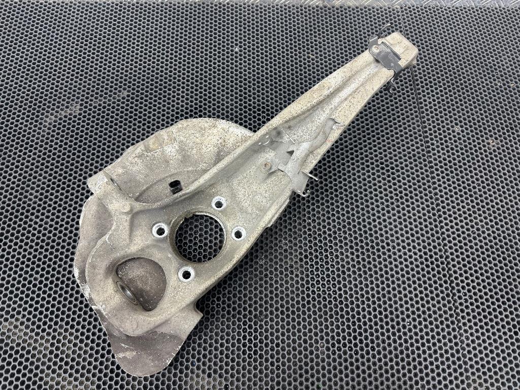 кулак поворотный левый Volkswagen Touareg 2 поколение 2014, 7P0407245A - фото №1