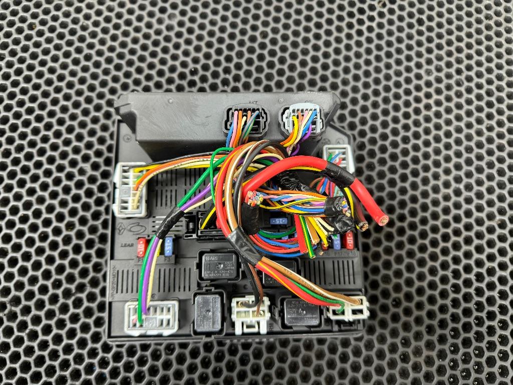 блок предохранителей Renault Koleos 1 поколение 2010, 284B7JY00A - фото №1