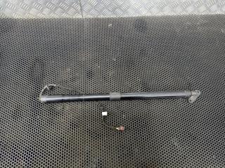 амортизатор крышки багажника (3-5 двери) Volkswagen Touareg 2 поколение 2014, 7P6827851D