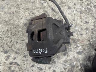 суппорт передний правый Toyota Yaris 3 поколение XP130 2013, 477300D070