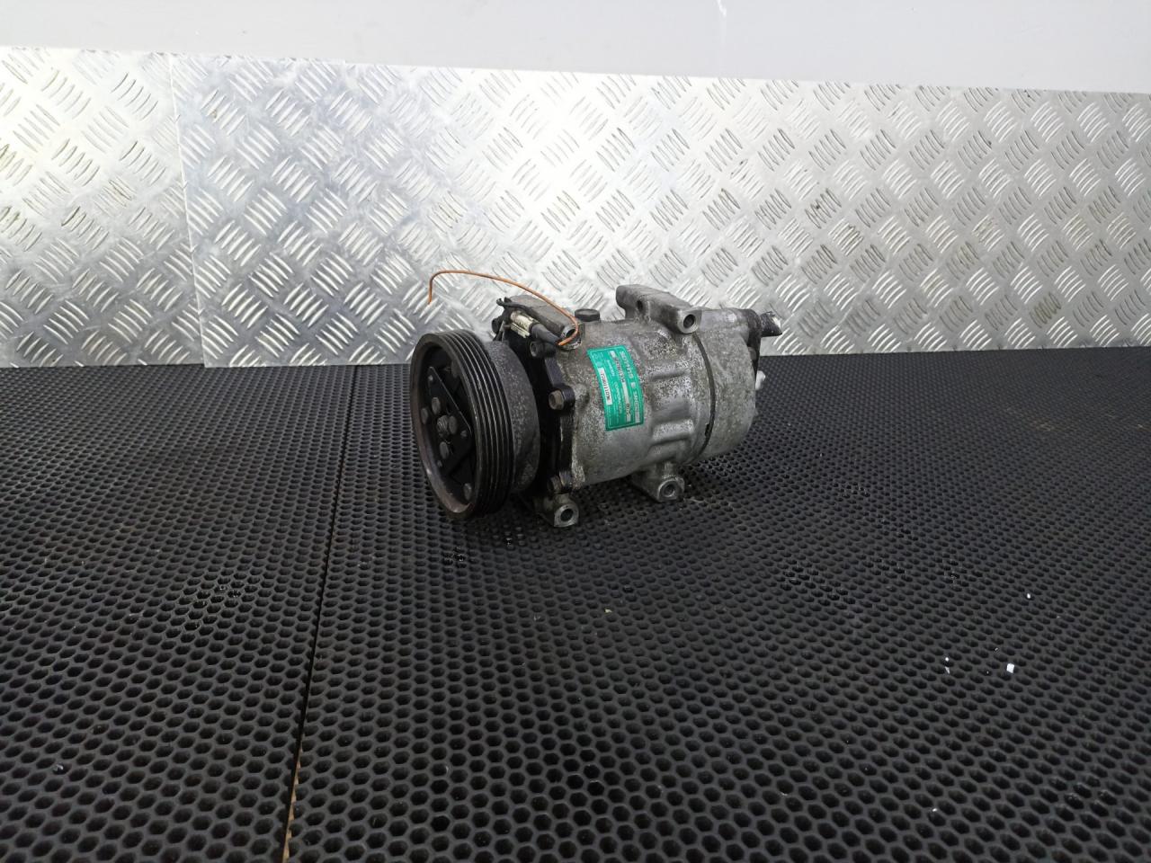 компрессор кондиционера Renault Laguna 1 поколение 1998, 8200953359 - фото №1