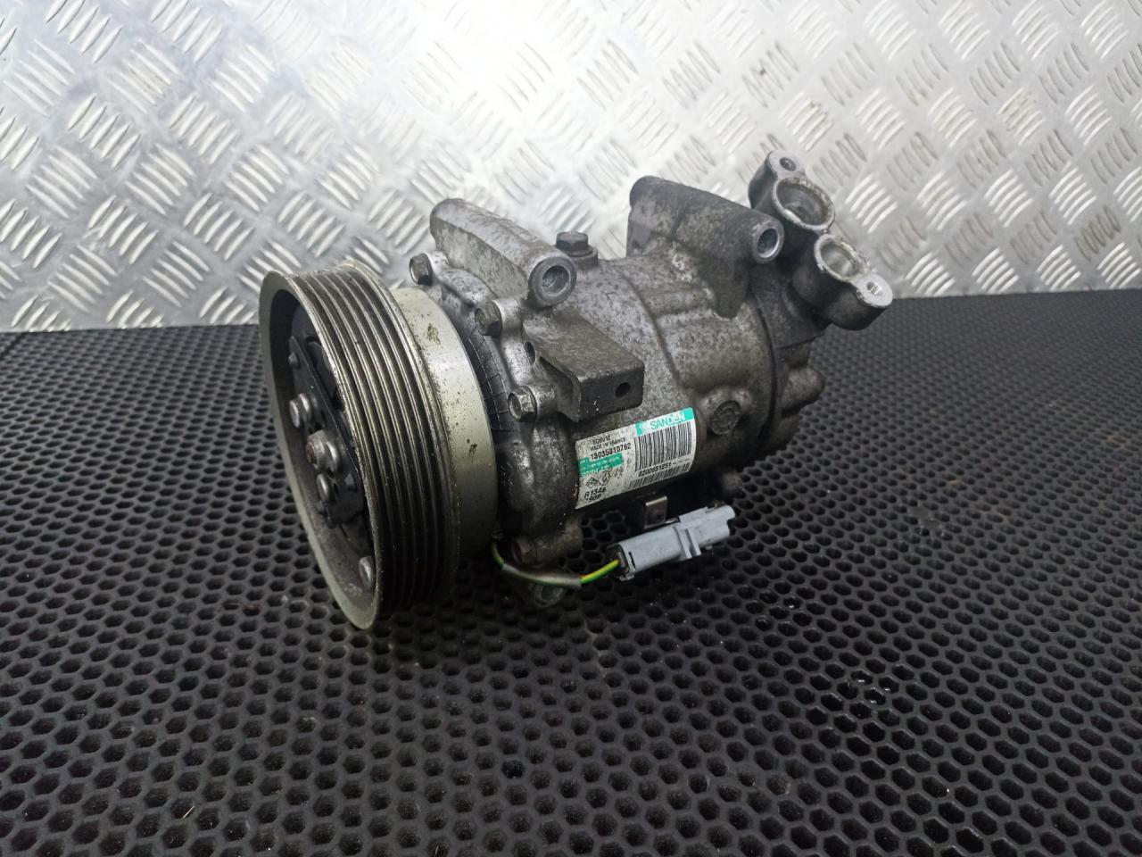 компрессор кондиционера Renault Kangoo 2 поколение 2009, 8200365787, 92600AZ74A, 8200651251 - фото №1
