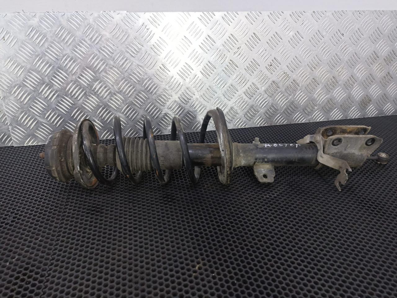 стойка передняя Renault Duster 1 поколение 2015, 8200813791 - фото №1