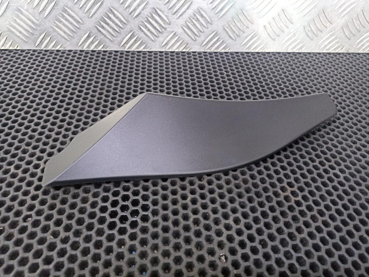 пластик Porsche Macan 1 поколение 2016, 95B858927B - фото №1